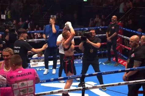 boxer flashes audience|Boxing: Daniella Hemsley flashes crowd after Kingpyn。